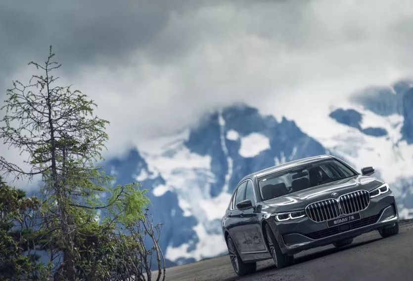 试新BMW7系搭载魔毯智能底盘系统